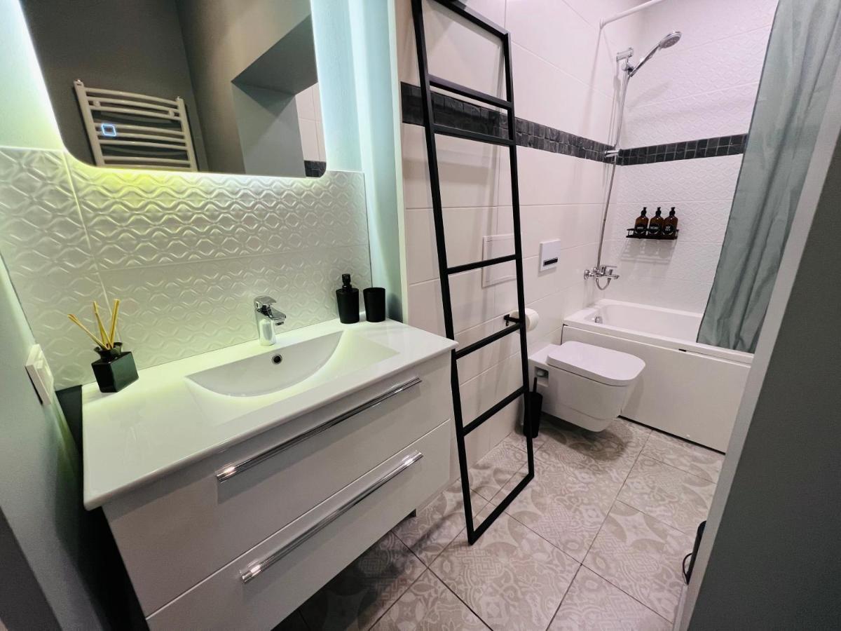 The Right Coast Apartment With Free Private Parking Riga Eksteriør billede